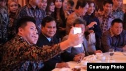 Para pengusaha keturunan Tionghoa meminta selfie bersama Prabowo Subianto dalam acara “Tionghoa dan Bisnis di Mata Prabowo Subianto” di Jakarta (7/12). (Courtesy: Media Center Prabowo-Sandi)