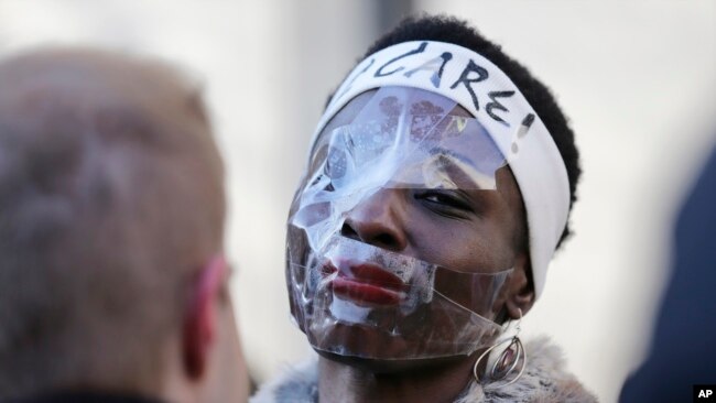 Therese Okoumou posa para fotos y mítines con sus partidarios antes de su sentencia en Nueva York,