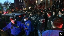 Des agents de police de New York dans le quartier de Brooklyn à New York, mardi 28 avril 2020. (Todd Maisel via AP)