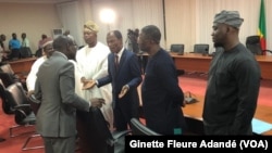 ARCHIVES - Une rencontre entre le président béninois Patrice Talon (à g.) et l'opposition à Cotonou, le 11 août 2021. 