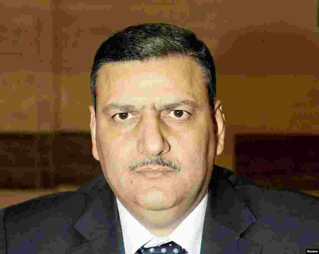 Suriyanın keçmiş kənd təsərrrüfatı naziri Riad Fərid Hicabın Suriyanın xəbər agentliyi SANA tərəfindən 2012-ci ildə iyunun 6-ı yayılmış foto-şəkli