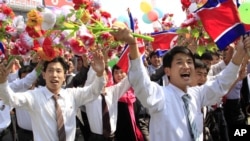 지난달 9일 북한 정권수립 65주년 기념일을 맞아 평양 김일성광장에서 열병식이 열린 가운데, 북한 주민들이 인민기를 흔들고 있다.