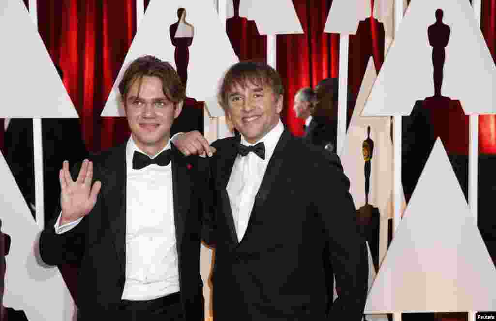Actor Ellar Coltrane (L), star of the Best Picture nominated film "Boyhood," poses with director Richard Linklater at the 87th Academy Awards in Hollywood, California, Feb. 22, 2015. 