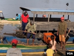 រូប​ឯកសារ៖ ទូកលក់ត្រីល្អិតនៅដៃទន្លេសាប​នៅភ្នំក្រោម ឃុំចុងឃ្នាស ខេត្តសៀមរាប កាលពីខែធ្នូ ឆ្នាំ២០១៩។ (សុខ ខេមរា/VOA)