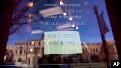 美国首都华盛顿一家书店玻璃上贴着纸条，显示《火与怒：川普白宫内幕》已全部售完。 (2018年1月5日)