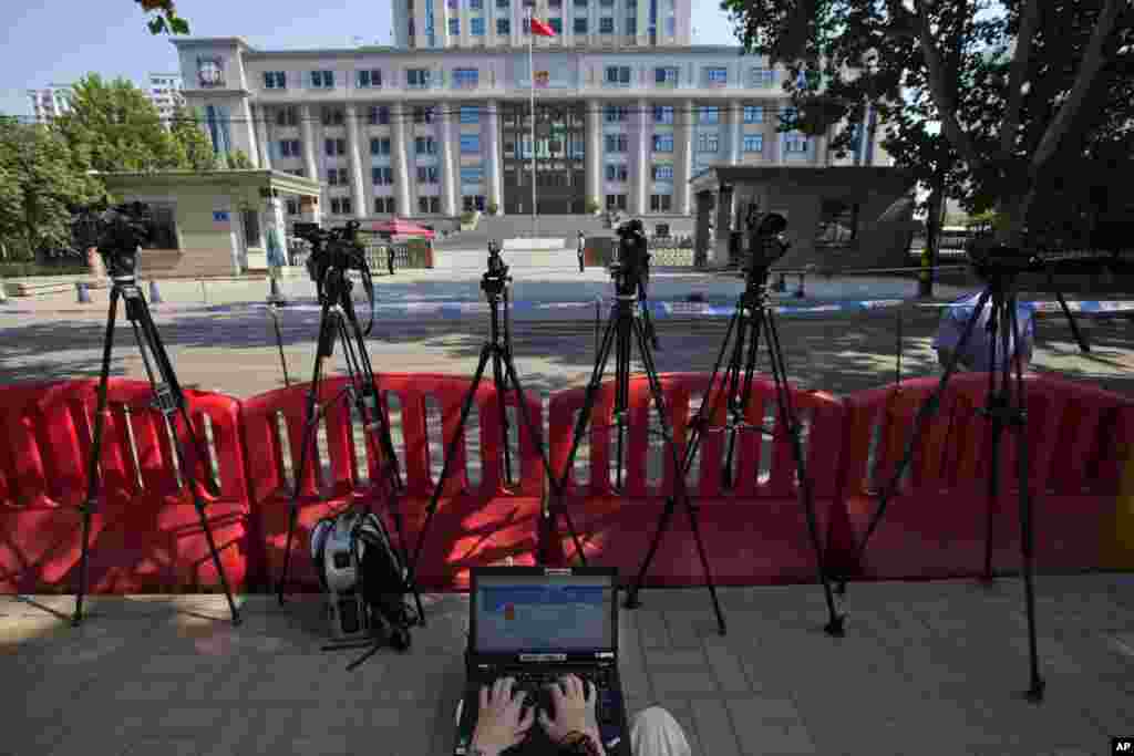 A journalists monitors a blog providing details of the trial of former politician Bo Xilai outside the Jinan Intermediate People&#39;s Court in Jinan in eastern China&#39;s Shandong province. 