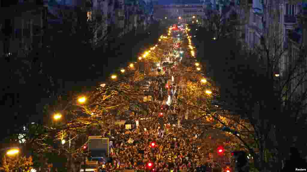 Dubban mutane tara a birnin Paris, Janairu 11, 2015.