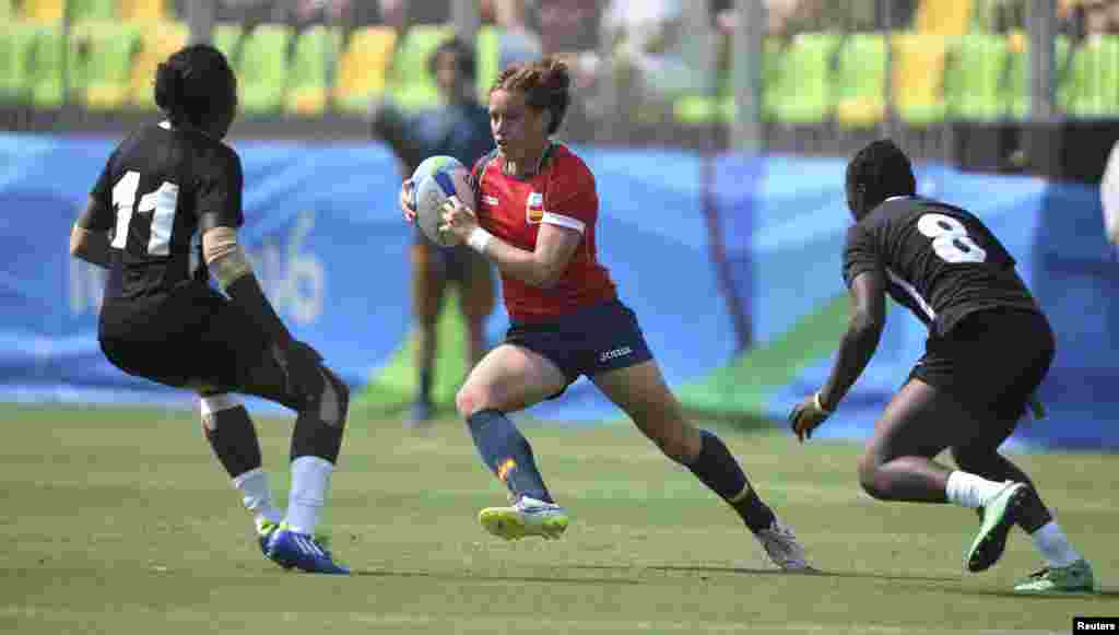 အမျိုးသမီး Rugby&nbsp;ပြိုင်ပွဲ စပိန်အသင်းနှင့် ကင်ညာအသင်း ကစားနေပုံ