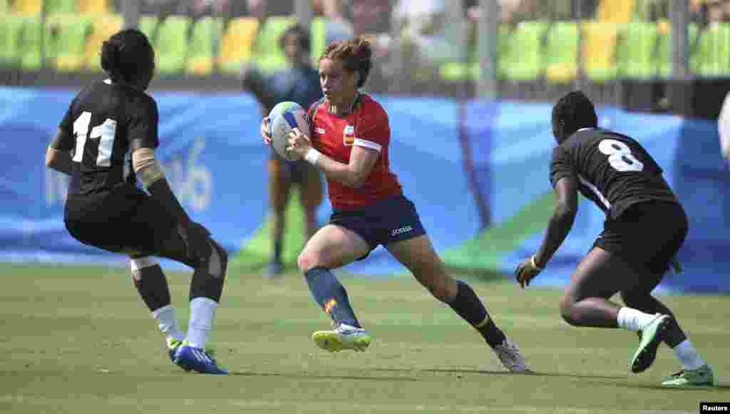 အမ်ိဳးသမီး Rugby ျပိဳင္ပြဲ စပိန္အသင္းႏွင့္ ကင္ညာအသင္း ကစားေနပံု