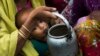 지난 2일 방글라데시 칼리 난민촌에서 로힝야족 여성이 아이에게 물을 먹이고 있다.