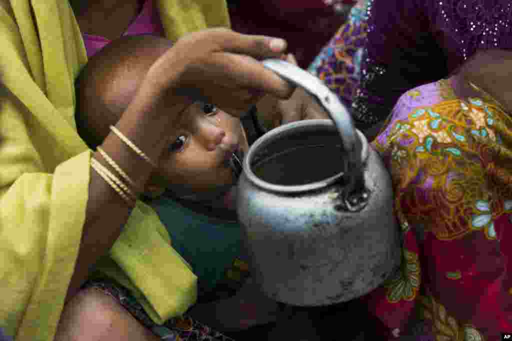 گریه کودک آواره روهینگیایی به هنگام نوشیدن آب از درون کتری. بیش از ۶۰۰ هزار آواره اهل روهینگیا در بنگلادش حضور دارند.