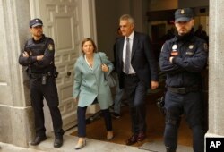 La expresidenta del parlamento catalán, Carme Forcadell, sale de la Corte Suprema en Madrid. Nov. 2, 2017.