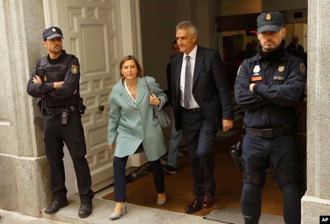 La expresidenta del parlamento catalán, Carme Forcadell, sale de la Corte Suprema en Madrid. Nov. 2, 2017.