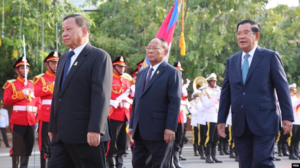 Left to right: Senate President Say Chhum, President of National Assembly Heng Samrin, and Prime Minister Hun Sen commemorate Cambodia's National Independence Day, in Phnom Penh, Cambodia, November 9, 2019. (Hul Reaksmey/VOA Khmer) 