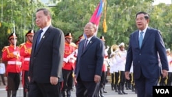 Left to right: Senate President Say Chhum, President of National Assembly Heng Samrin, and Prime Minister Hun Sen commemorate Cambodia's National Independence Day, in Phnom Penh, Cambodia, November 9, 2019. (Hul Reaksmey/VOA Khmer) 