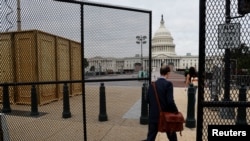 Un trabajador accede al complejo del Congreso de Estados Unidos, en Washington DC, entre fuertes medidas de seguridad, el 16 de septiembre de 2021.