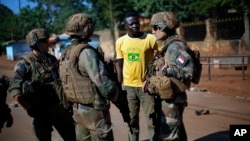 Tentara penjaga perdamaian asal Perancis berbicara pada warga di luar Bangui, Republik Afrika Tengah. (CAR)