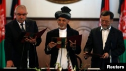 Prezident Ashraf G'ani vitse-prezidentlar Abdul Rashid Do'stum (chapdan) va Sarvar Danish bilan, Kobul, 2014