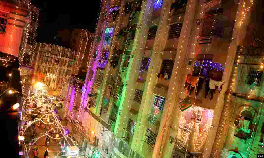 چھاگلہ اسٹریٹ کھارادر کی عمارتوں پر دلفریب چراغاں کا ایک اور منظر