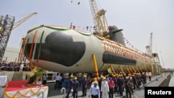 Para pekerja di lokasi industri kapal selam 'Scorpene,' kapal selam pertama yang dibuat di Mumbai India (foto: ilustrasi). Ekonomi India diperkirakan akan tumbuh 7,6 dan 7.7 persen tahun 2015 dan 2016, melampaui pertumbuhan ekonomi China.