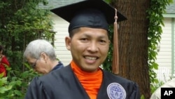 Bhikkhu Hoeurn Somnieng receives a degree in business management from St. Ambrose University in Iowa, USA.