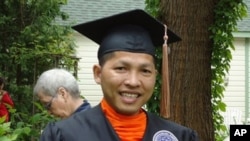 Bhikkhu Hoeurn Somnieng receives a degree in business management from St. Ambrose University in Iowa, USA.