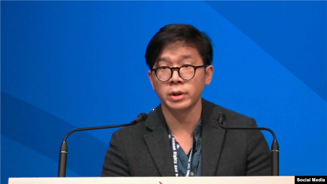 Dennis Châu, con trai của ông Châu Văn Khảm, phát biểu tại Geneva Summit 18/02/2020 kêu gọi quốc tế can thiệp để ông Khảm được phóng thích. Facebook Viet Tan