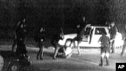 Tayangan film video di televisi tentang pemukulan Rodney King, laki-laki kulit hitam, oleh polisi setelah insiden pengejaran mobil berkecepatan tinggi yang dikendarai King memicu kerusuhan rasial yang terburuk dalam sejarah Amerika modern (foto: Dok).