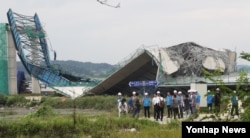 28일 경기도 평택시 국제대교 공사 상판 붕괴 사고 현장에서 국토교통부 건설사고조사위원회 위원들이 현장 조사하고 있다.