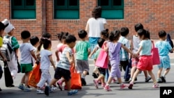 부모와 함께 북한을 탈출해 한국에 온 탈북민 어린이들이 학교 수업을 마치고 한국의 북한이탈주민 정착 지원 시설인 하나원으로 복귀하고 있다. (자료사진)