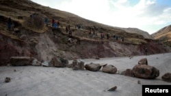 秘鲁当地居民2015年在抗议拉斯邦巴斯矿时封锁了一条道路。