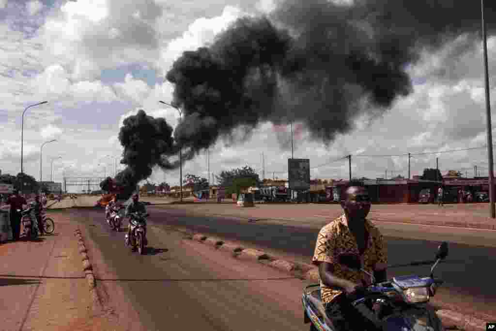 Des manifestants brûlent des pneus le long d&#39;une rue à Ouagadougou, 17 septembre 2015