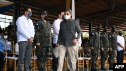 El presidente hondureño, Juan Orlando Hernández, es visto durante una ceremonia en la que puso a disposición de las Fuerzas Armadas del Consejo Nacional Electoral (CNE) de cara a las elecciones generales del 28 de noviembre, en Tegucigalpa, el 26 de octubre de 2021.