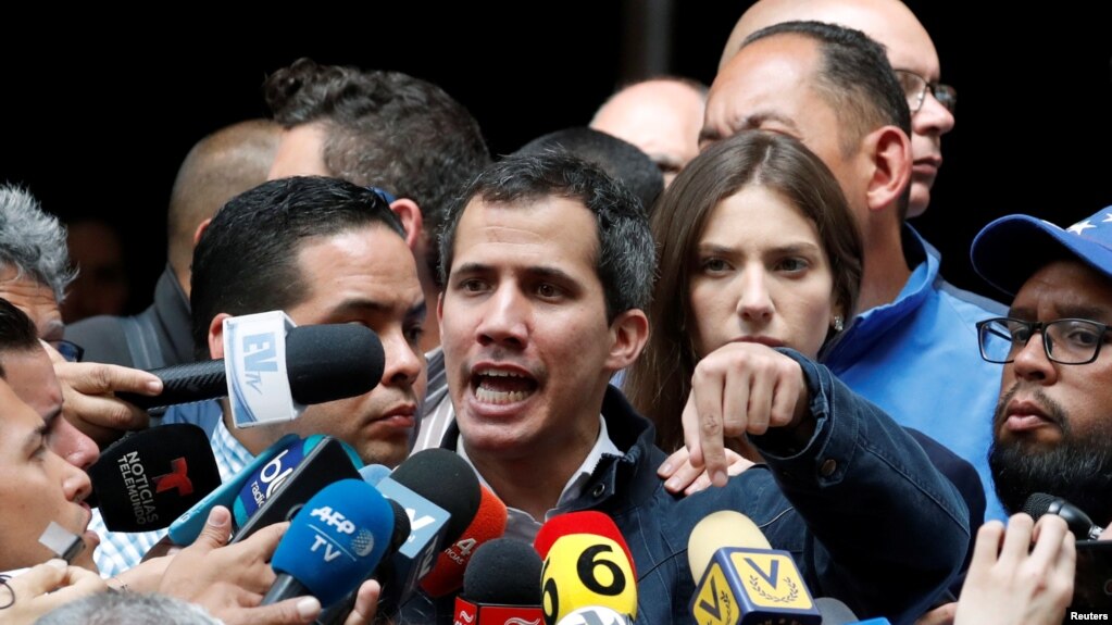 Juan Guaido, thủ lãnh phe đối lập, Chủ Tịch Quốc Hội Venezuela, nói chuyện với người biểu tình tại Caracas, 27 tháng Giêng.