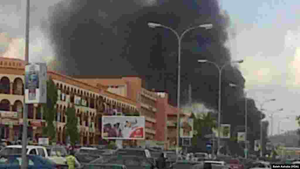 Explosão de uma bomba no Centro Comercial Plaza Banex, Junho 25, 2014