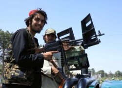 Pasukan Taliban berpatroli di sebuah jalan di Herat, Afghanistan, 14 Agustus 2021. (Foto: REUTERS)