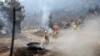 Pemadam kebakaran berupaya memadamkan titik api dalam kebakaran yang dinamakan "Lake Fire" di pegunungan Hutan Nasional Angeles, kawasan utara Los Angeles, California, AS, 13 Agustus 2020. 