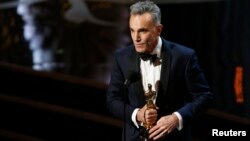 Daniel Day Lewis accepts the Oscar for best actor for his role in "Lincoln," at the 85th Academy Awards in Hollywood, California, Feb. 24, 2013.