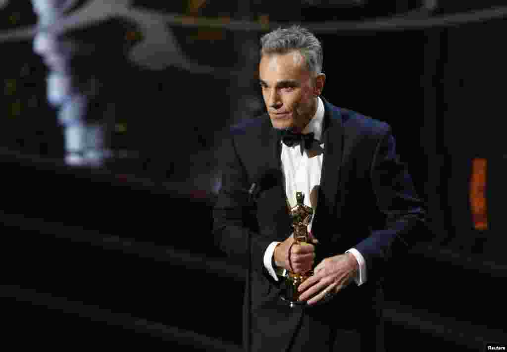 Daniel Day Lewis accepts the Oscar for best actor for his role in "Lincoln".