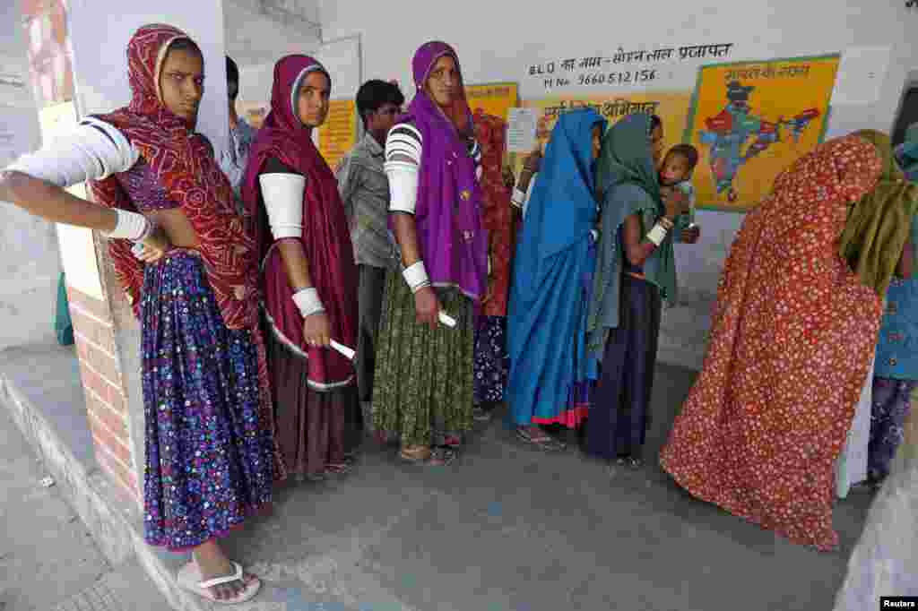 بھارت میں عام انتخابات کے پانچویں اور ایک اہم مرحلے میں جمعرات کو ووٹ ڈالے گئے۔