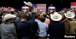 30일 도널드 트럼프 대통령이 미주리주 스프링필드 '로렌 쿡 컴퍼니'에서 세제개편 관련 연설을 진행하는 동안 카우보이 모자를 쓴 지지자들이 환호하고 있다.