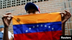 Según la ONG local Observatorio Venezolano de la Violencia, "Venezuela tiene uno de los índices de crimen más altos" y "la segunda tasa de homicidios" en el mundo.