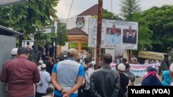 Suasana aksi demo di depan kantor KPU Solo, Jumat (26/4). (Foto: VOA/Yudha)