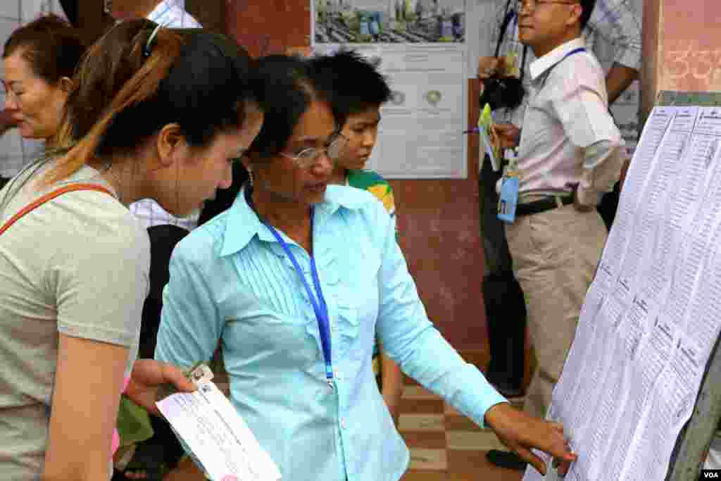 A scene at a polling station in Kampong Cham town, northeast of Cambodia's capital Phnom Penh. (Heng Reaksmey/VOA Khmer)