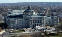 Gedung Perpustakaan Kongres AS (Library of Congress) dilihat dari dekat puncak kubah gedung Capitol di Washington, D.C., 19 Desember 2013. (Foto AP / Susan Walsh)