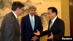 Chinese Premier Li Keqiang (R) speaks to U.S. Treasury Secretary Jack Lew (L) and U.S. Secretary of State John Kerry (C) during a meeting at the Zhongnanhai leadership compound in Beijing, China, July 10, 2014. 