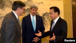 杰克盧參加了7月10日在北京中南海舉行的新一輪美中戰略與經濟對話。圖為杰克盧(左)﹐克里(中)及李克強(右)