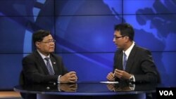 ျမန္မာႏုိင္ငံ ရင္းႏွီးျမႇဳပ္ႏွံမႈ ေကာ္မတီဥကၠ႒ ဦးစိုးသိန္း (ဝဲ) ႏွင့္ ကိုသားညြန္႔ဦး (ယာ)။ (ေအာက္တိုဘာ ၃ ရက္၊ ၂၀၁၂။)