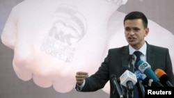 Russian opposition figure Ilya Yashin presents his report, titled "The Criminal Russia Party,” ahead of September 18 parliamentary elections in Moscow, Russia, Aug. 30, 2016.