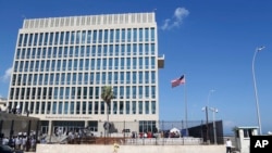 2015年8月14日，美国国旗在美国驻古巴哈瓦那大使馆前面飘扬。